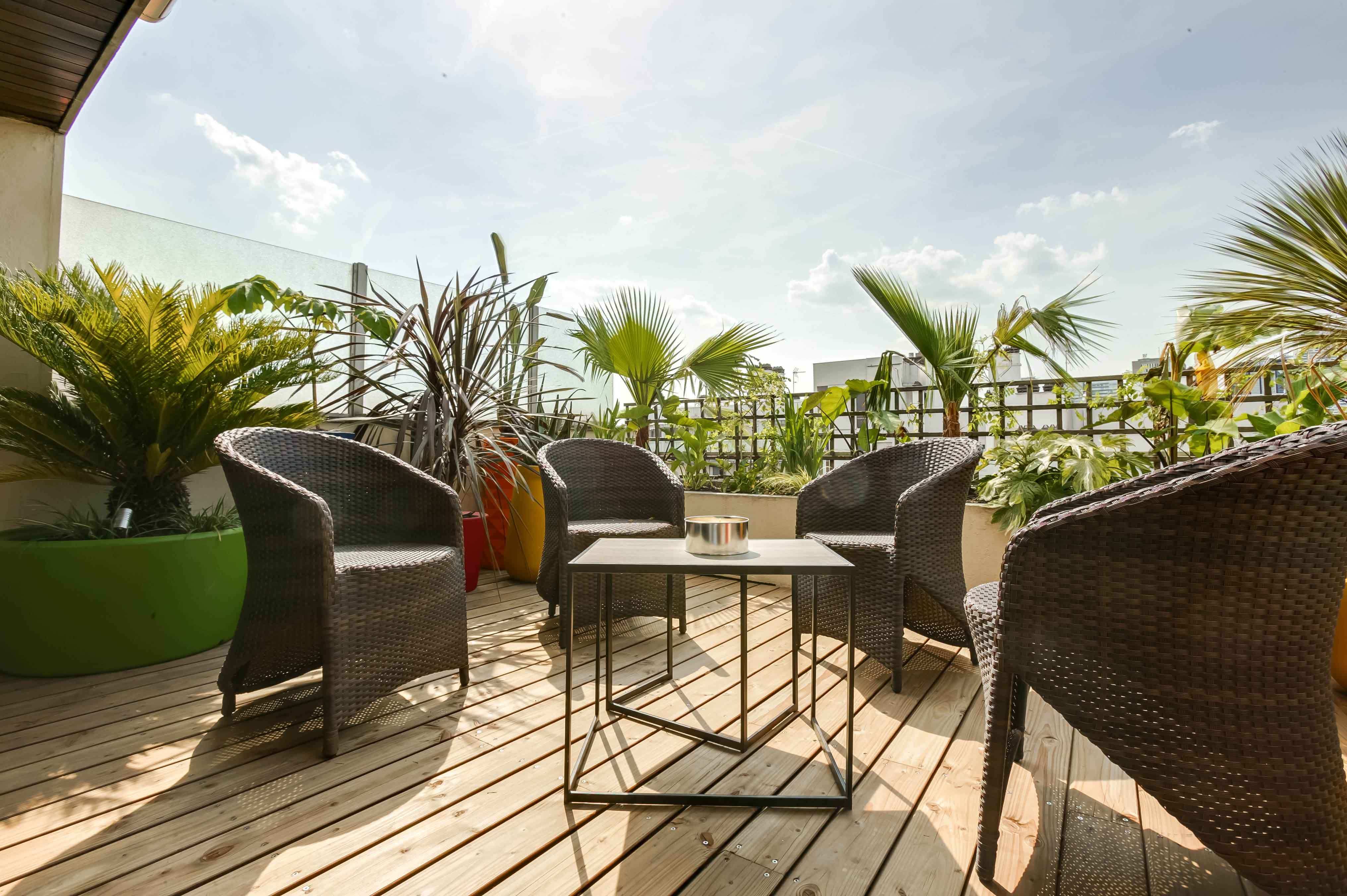 A SAISIR ! GRAND Type 4 avec GRANDE TERRASSE, Proche Centre ville ET Commerces !!