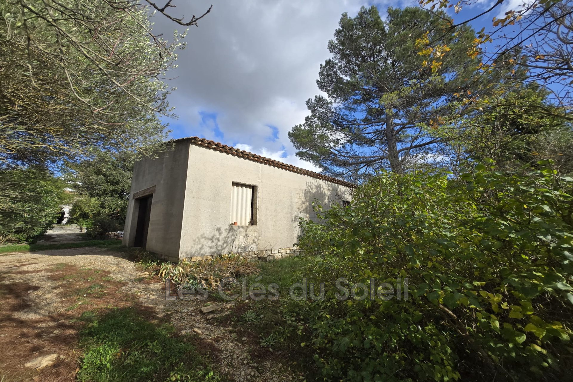GARÉOULT - REMISE/HANGAR AVEC TERRAIN-